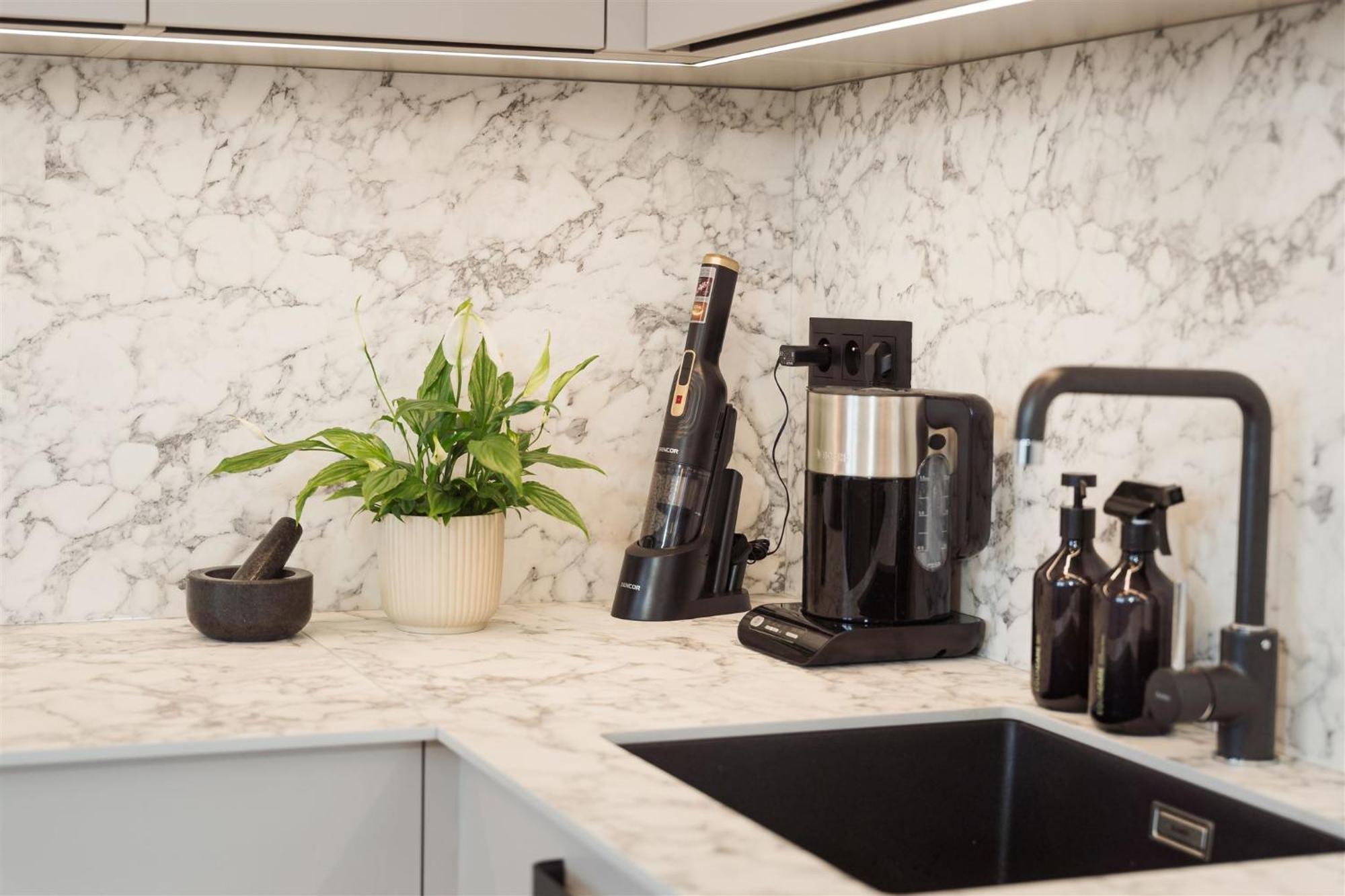 Luxury Sunny Home - Garage Parking, Metro, Balcony, Ps5 With Games Praag Buitenkant foto