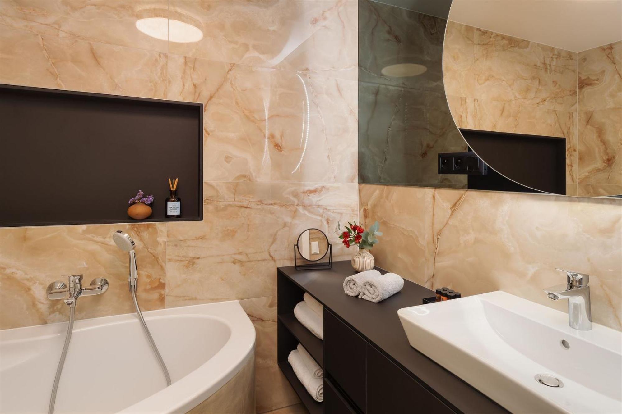 Luxury Sunny Home - Garage Parking, Metro, Balcony, Ps5 With Games Praag Buitenkant foto