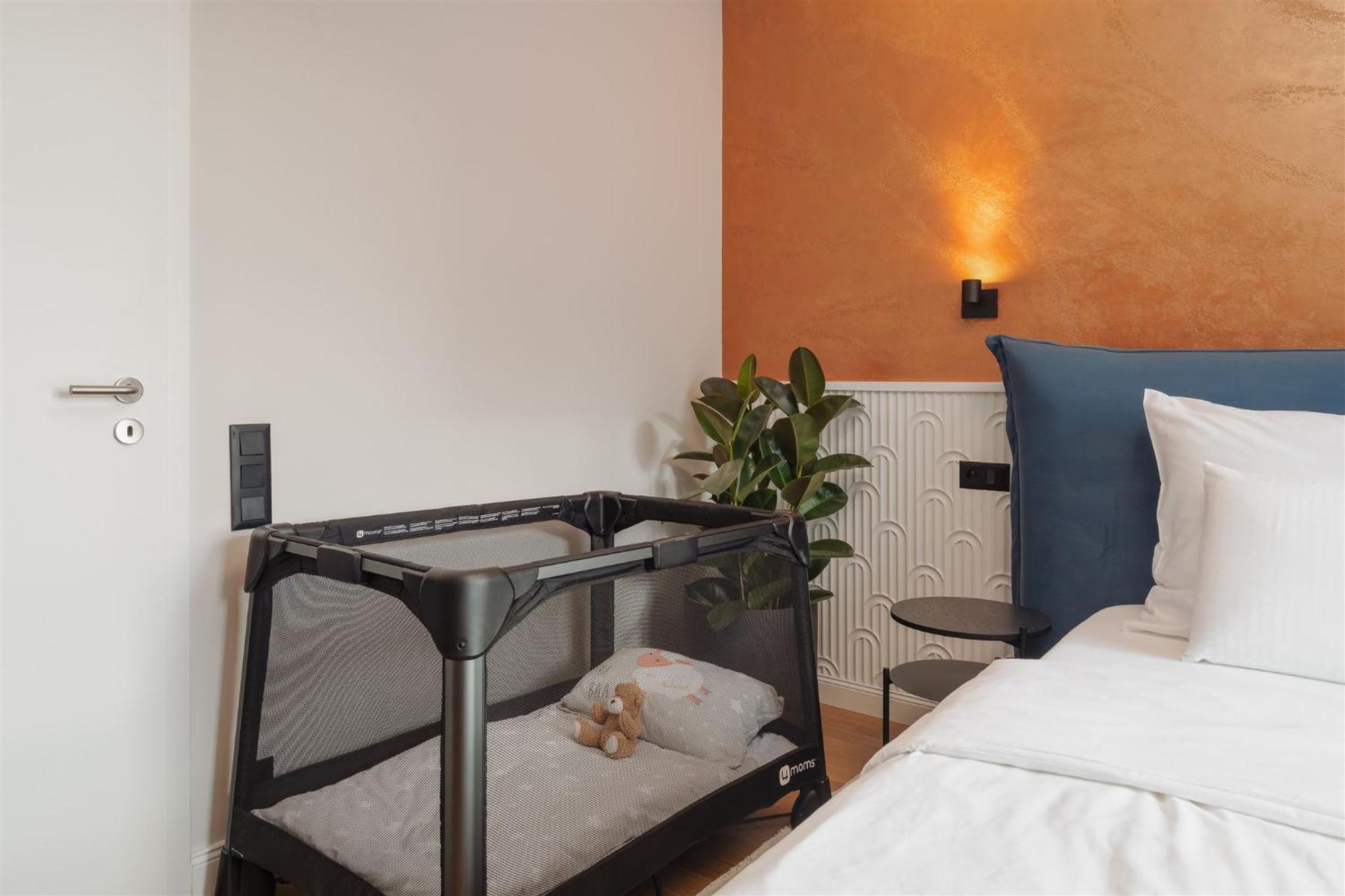 Luxury Sunny Home - Garage Parking, Metro, Balcony, Ps5 With Games Praag Buitenkant foto