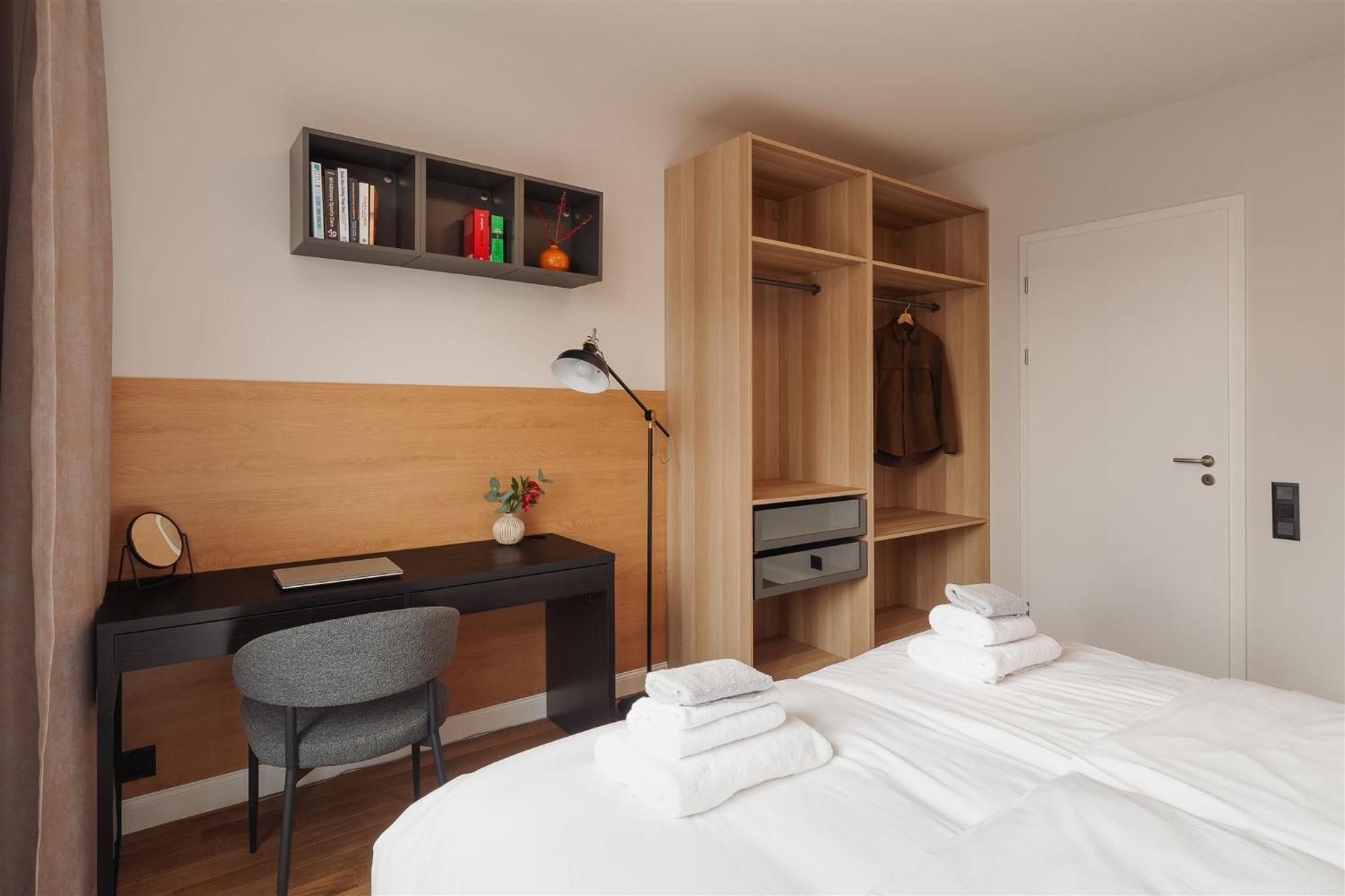 Luxury Sunny Home - Garage Parking, Metro, Balcony, Ps5 With Games Praag Buitenkant foto
