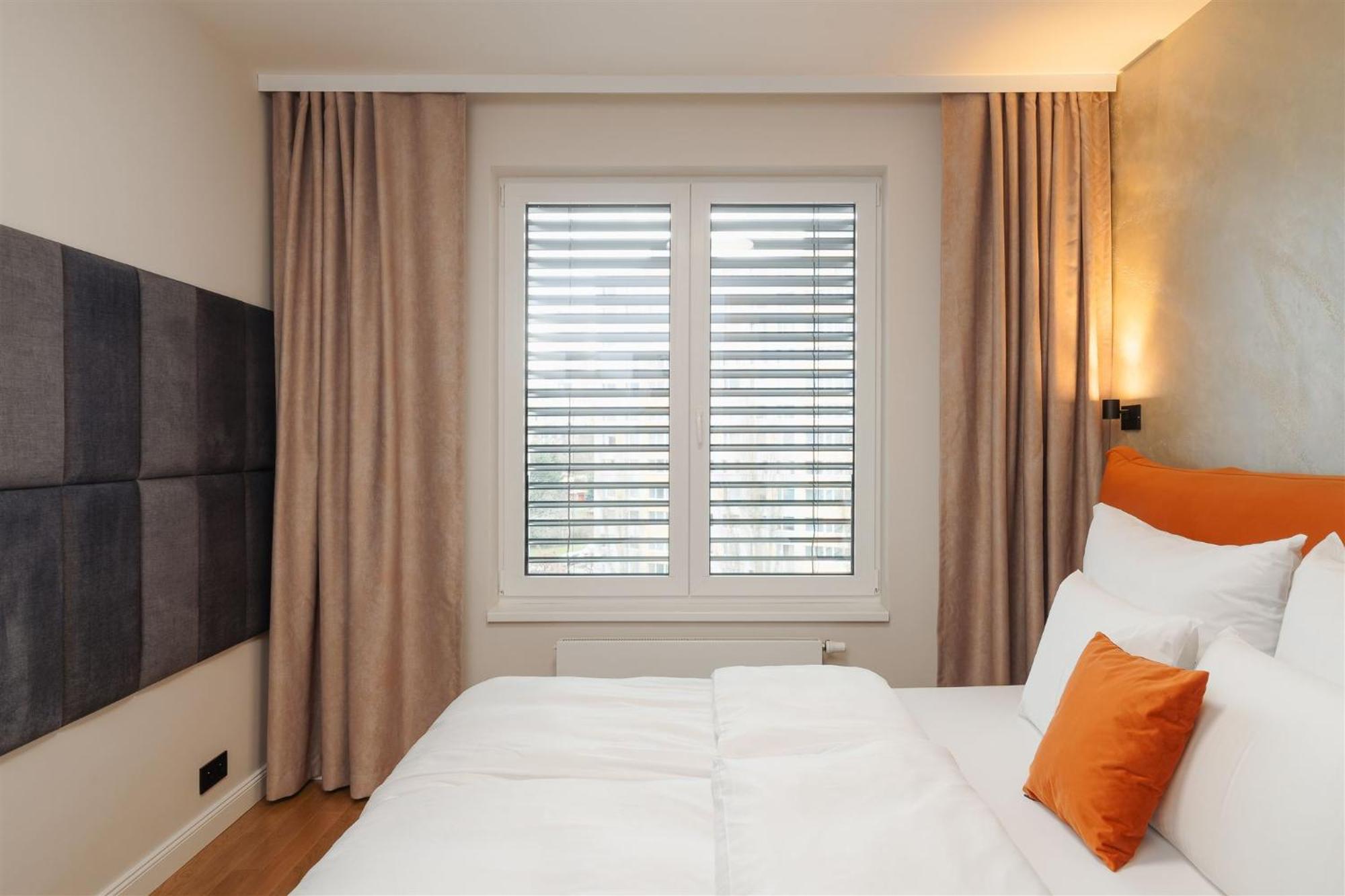 Luxury Sunny Home - Garage Parking, Metro, Balcony, Ps5 With Games Praag Buitenkant foto